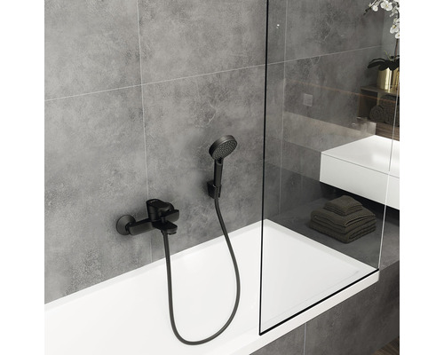 Kúpeľňa s čiernou armatúrou, ručnou sprchou a vaňovou zástenou