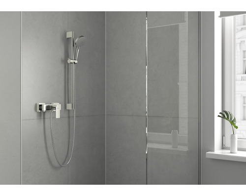 Sprchová armatúra s ručnou sprchou a sprchovou zástenou v kúpeľni