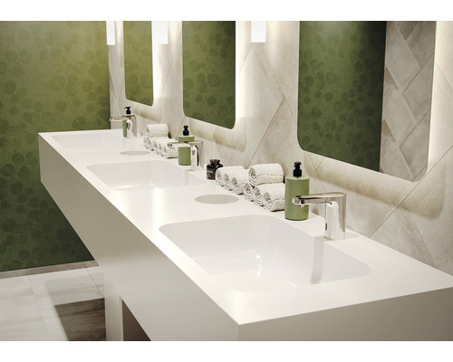 Kúpeľňa s umývadlami, batériami, uterákmi a zrkadlami