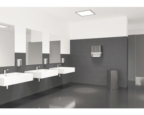 Svetlá kúpeľňa s tromi umývadlami, zrkadlami, dávkovačmi mydla, zásobníkom papierových utierok a odpadkovým košom