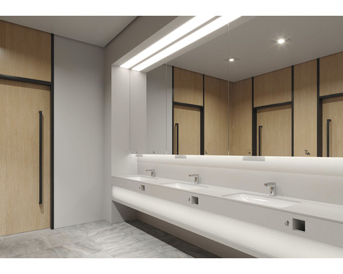 Svetlá kúpeľňa s umývadlami, zrkadlom a drevenými dverami