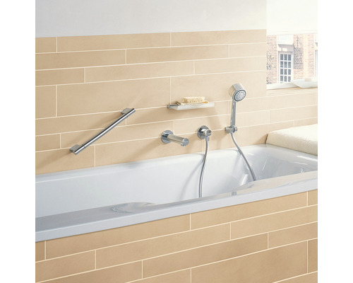 Kúpeľňa s vaňou, držadlom, miskou na mydlo, sprchovacím setom a obkladmi