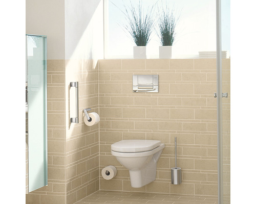 Moderná kúpeľňa s závesným WC, ovládacou doskou, toaletnou kefou a držiakom na papier