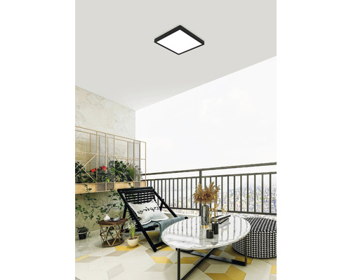 Terasa so štvorcovým stropným svietidlom, stoličkou a stolom