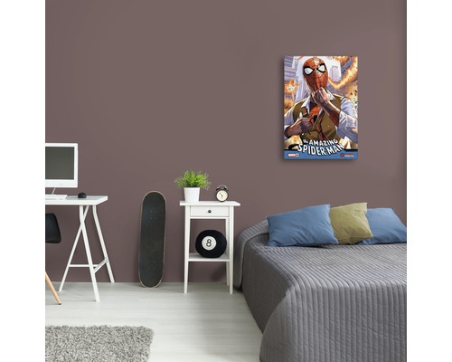Výzdoba izby s nástennou maľbou Spidermana nad posteľou.