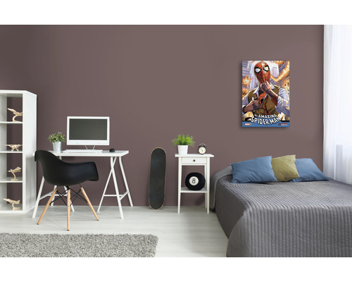 Dekoratívny nástenný obraz s motívom Spider-Mana v izbe.