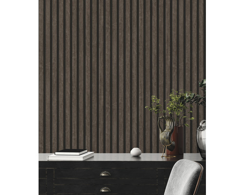 Dekoratívna stena s drevenými panelmi a nábytkom v interiéri