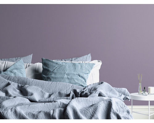 Spálňa s posteľou, vankúšmi a nočným stolíkom