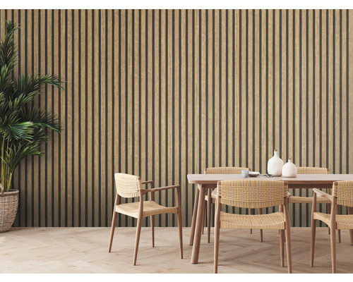 Jedáleň s drevenými stenovými panelmi, jedálenským stolom a prútenými stoličkami