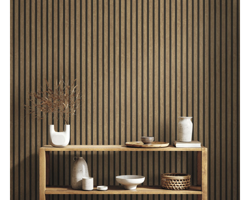 Pohľad na izbu s dreveným obkladom stien a dekoratívnymi prvkami na polici