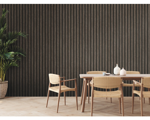 Jedáleň s drevenými stenovými panelmi, jedálenským stolom a stoličkami