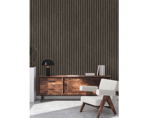 Interiér s obkladom stien z drevených panelov, príborníkom, lampou, knihami a kreslom.