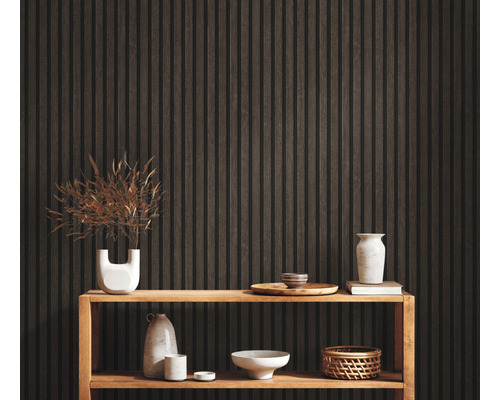 Izba s dreveným obkladom stien, polica a dekoratívne predmety.