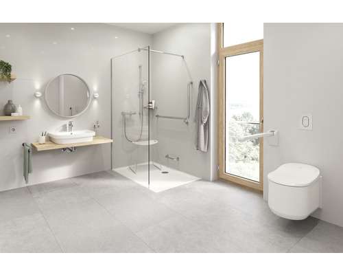 Bezbariérová kúpeľňa so sprchou, toaletou, umývadlom a držadlami