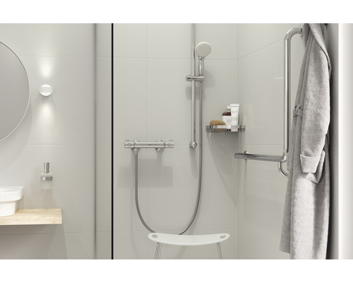 Svetlá kúpeľňa so sprchou, sprchovacou stoličkou, madlom a županom