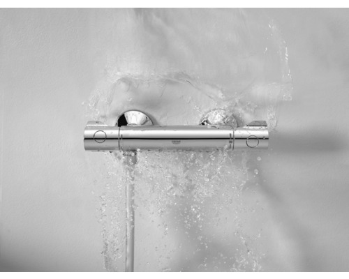 Nástenný sprchový termostat s prúdom vody