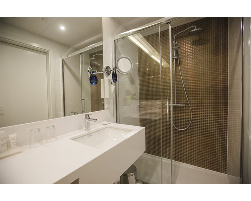 Kúpeľňa s umývadlom, zrkadlom a sprchou