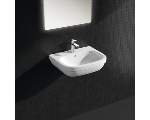 Biele umývadlo na dosku s batériou na tmavom pozadí