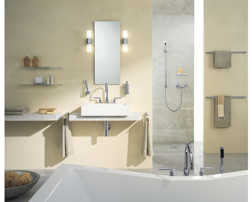 Kúpeľňa s umývadlom, zrkadlom, držiakmi na uteráky, sprchou a vaňou