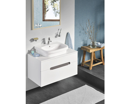 Kúpeľňa s umývadlom, skrinkou pod umývadlo a zrkadlom