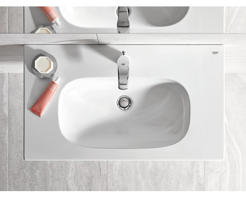 Pohľad zhora na biele umývadlo s vodovodnou batériou