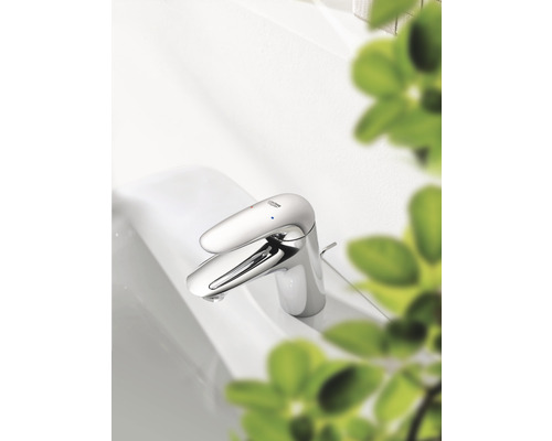 Umývadlová batéria z kovu na umývadle