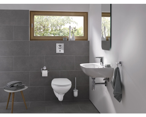 Moderná kúpeľňa s toaletou, umývadlom a sivými obkladmi