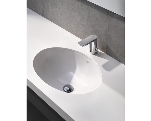 Fotografia umývadla na dosku s vodovodnou batériou na doske