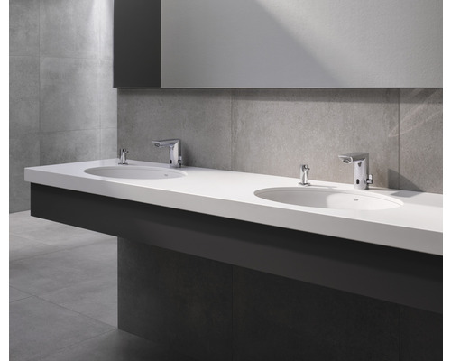 Dve umývadlá s batériami na umývadlovej doske v kúpeľni