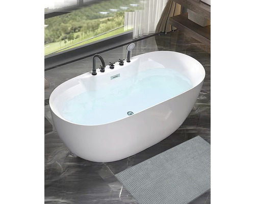 Voľne stojaca vaňa naplnená vodou v kúpeľni.