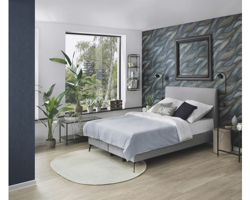 Spálňa s posteľou, nočnými stolíkmi, dekoráciami a štruktúrovanými tapetami