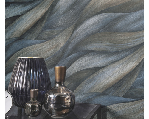 Dekoratívna tapeta s vlnitým vzorom a vázy na stole