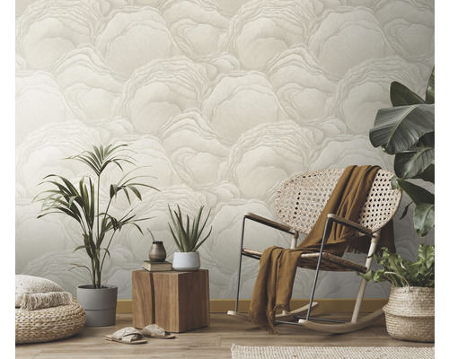 Obývacia izba so vzorovanou tapetou, hojdacím kreslom a izbovými rastlinami pre útulnú atmosféru