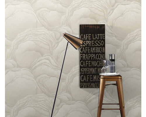 Pohľad do miestnosti s tapetou, stojacou lampou, obrazom a barovou stoličkou