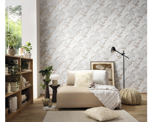 Svetlá obývacia izba s pohovkou, knižnicou a tapetou s kamenným vzorom