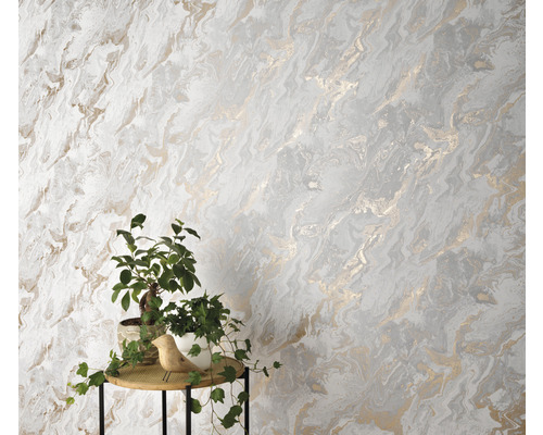 Nástenná dekorácia s tapetou s mramorovou štruktúrou a izbovými rastlinami na stole