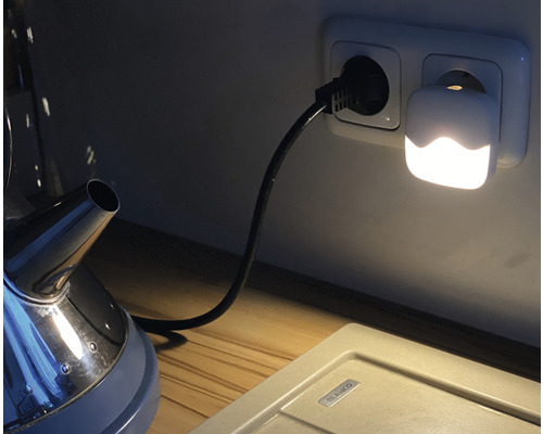 Zásuvkové svetlo v kuchyni vedľa kanvice a drezu