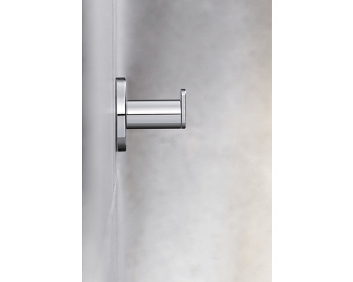 Kovový nástenný hák v kúpeľni