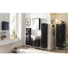 Kúpeľňa s vaňou, umývadlom, zrkadlovou skrinkou, vysokou skrinkou a závesnou skrinkou v čiernom prevedení so zlatými akcentmi