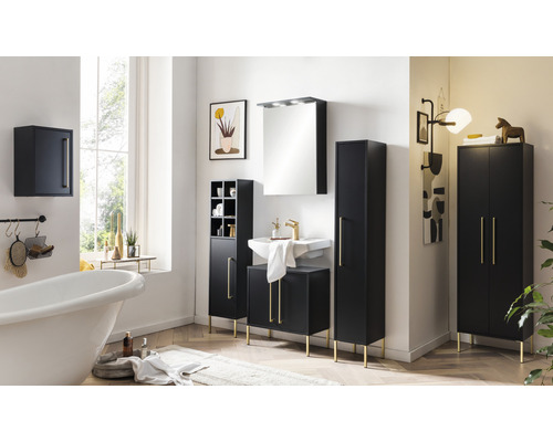 Kúpeľňa s vaňou, umývadlom, zrkadlovou skrinkou, vysokou skrinkou a závesnou skrinkou v čiernom prevedení so zlatými akcentmi