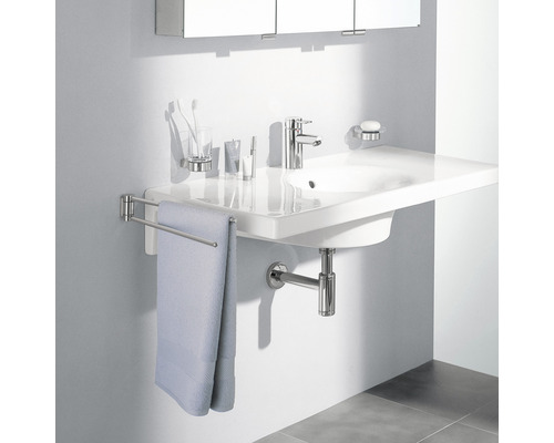 Moderná kúpeľňa s umývadlom, batériou, držiakom na uteráky a kúpeľňovými doplnkami