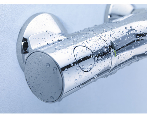 Detail vodovodnej batérie s kvapkami vody