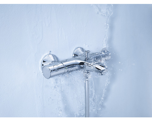 Nástenná sprchová batéria s prúdom vody na stene