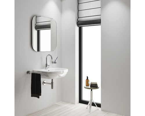 Kúpeľňa s umývadlom, zrkadlom, držiakom na uteráky a stoličkou