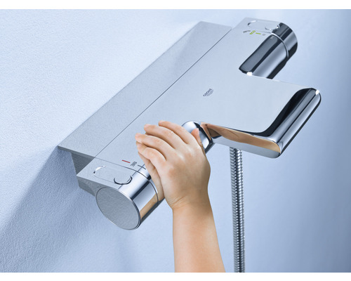Termostatická batéria Grohe s rukou, inštalovaná v kúpeľni