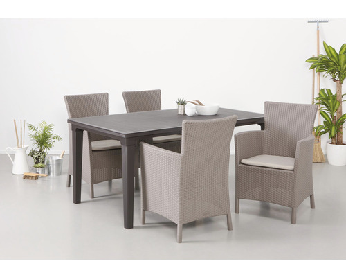 Záhradný stôl so šiestimi ratanovými kreslami a vankúšmi