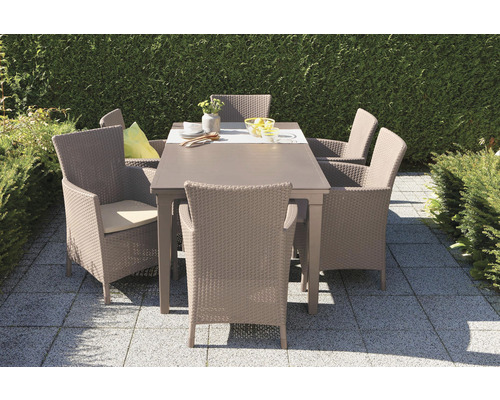 Záhradná scéna s jedálenským stolom a stoličkami z polyratanu pre šesť osôb