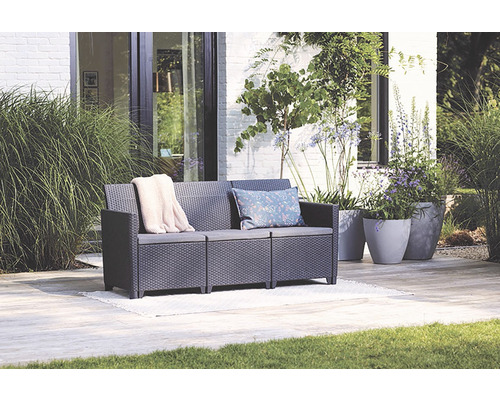 Záhradný nábytok sedacia súprava na terase s vankúšmi a dekou