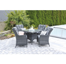 Záhradná sedacia súprava s ratanovými kreslami a štvorcovým stolom na terase