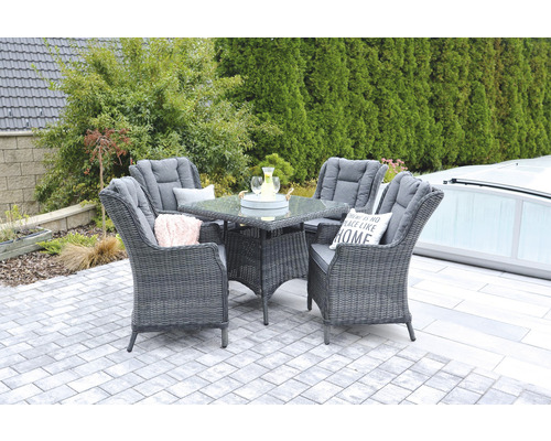 Záhradná sedacia súprava s ratanovými kreslami a štvorcovým stolom na terase